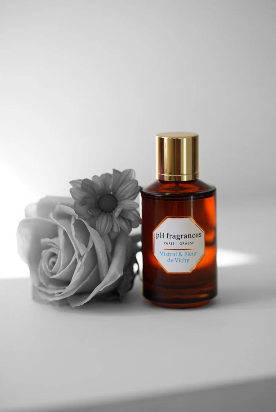 pH fragrancesの琥珀色の香水ボトル