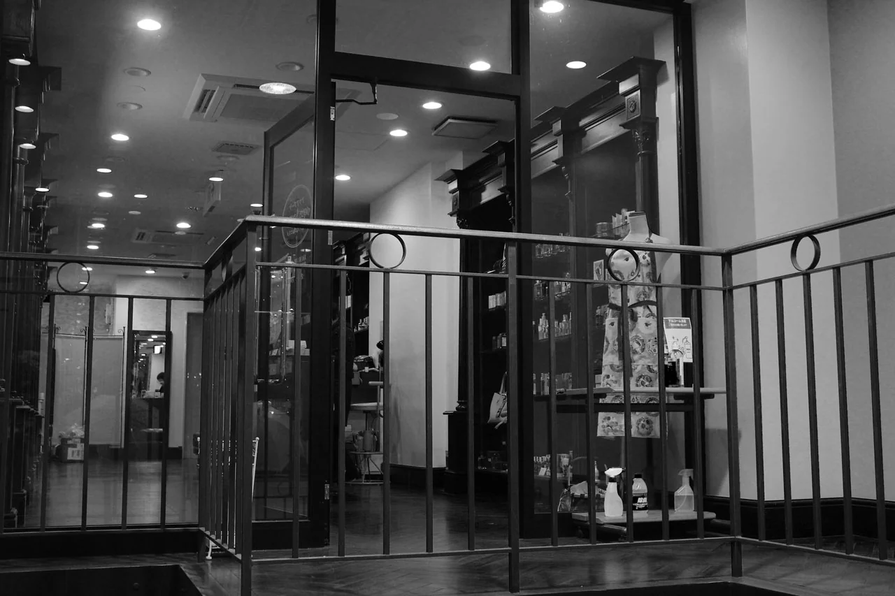 アクアブーケの店舗入口と階段前の様子